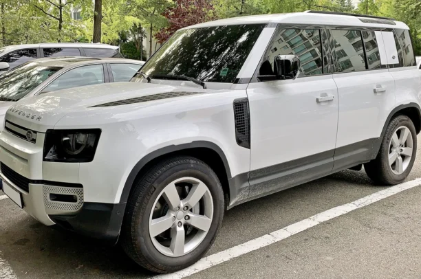 Land Rover Defender 110 — 2