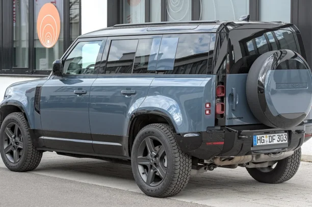 Land Rover Defender 110 — 3
